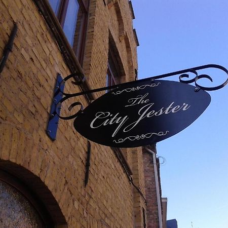 The City Jester Ипер Екстериор снимка