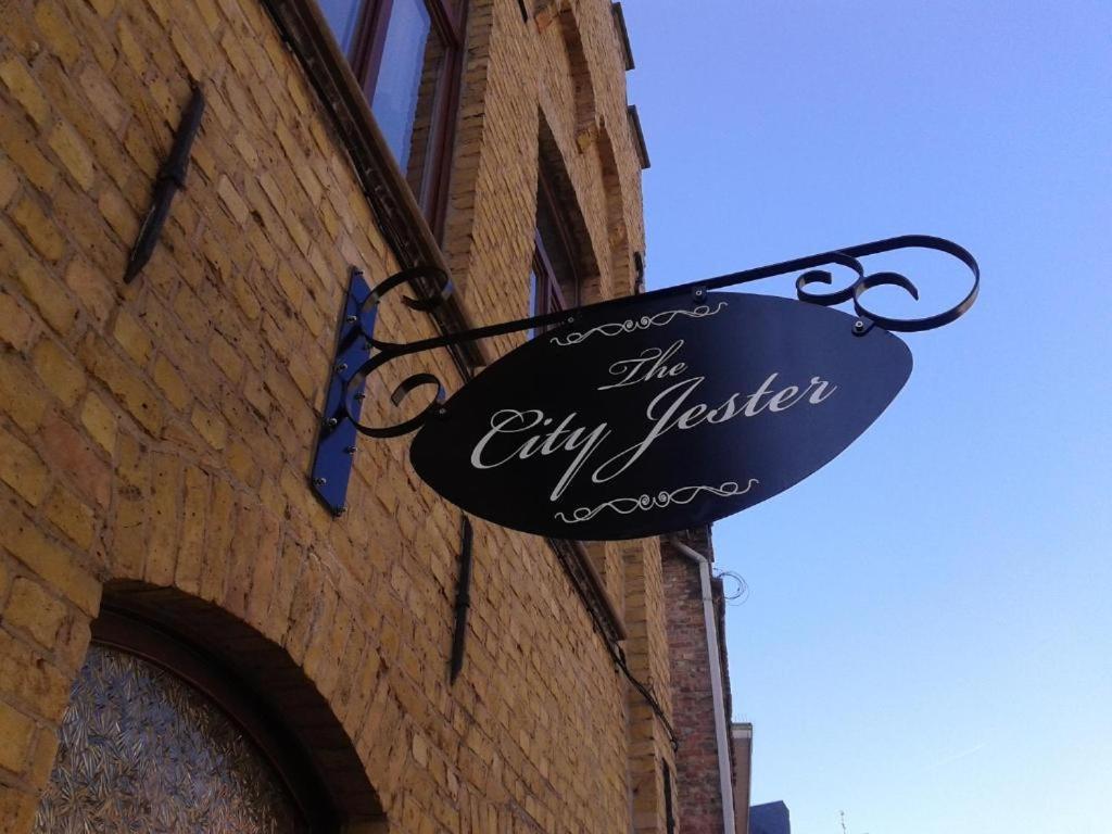 The City Jester Ипер Екстериор снимка